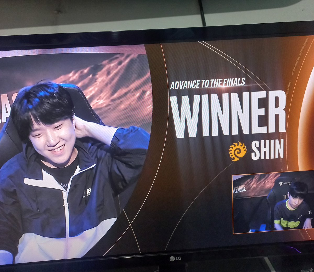 CallMeTopin's tweet photo. Como no estar feliz por Shin 🤩 @SOOP_EN #GSL @esportstarcraft https://t.co/puZei6qWDP