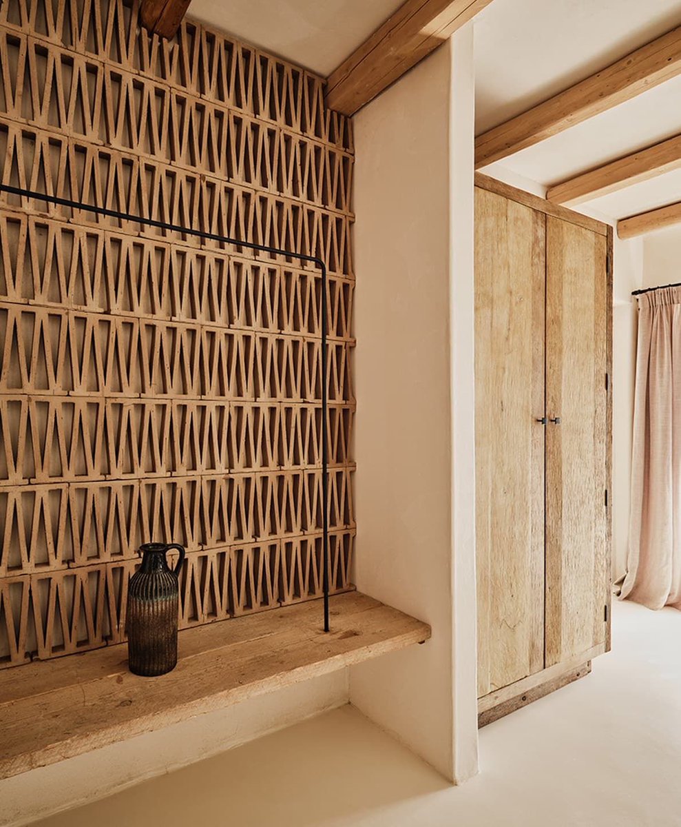 blogyarq's tweet photo. Los ladrillos Mutina Celosia de Patricia Urquiola son una obra maestra de la terracota moderna, que utiliza una sencilla "V" para transformar una mampara funcional en un hermoso y rítmico juego de luces y sombras. El sistema Celosia actúa como una partición transpirable https://t.co/cL7J82DYBy
