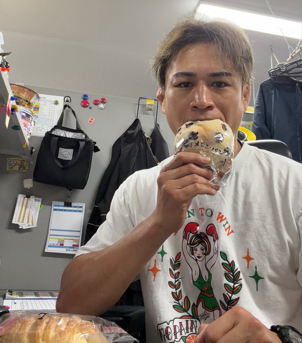 SFam31's tweet photo. 皆様おはようございます。
一週間が始まります。
嫌いな人が多いであろう月曜日。
事故なども多いみたいです。

そんな今朝
ローソンに寄ったら
買わずにいられない菓子パンが目に入ってしまい、購入🫩
朝飯家で食べてるんだけどね。泣
太ってまうわ。

今日も生きるぞー！

#闘う父ちゃん https://t.co/1AgyiSQxLm