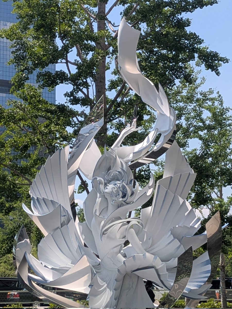 グランフロント大阪の米山舞さんの彫刻《Reflection》《arc》（屋外
