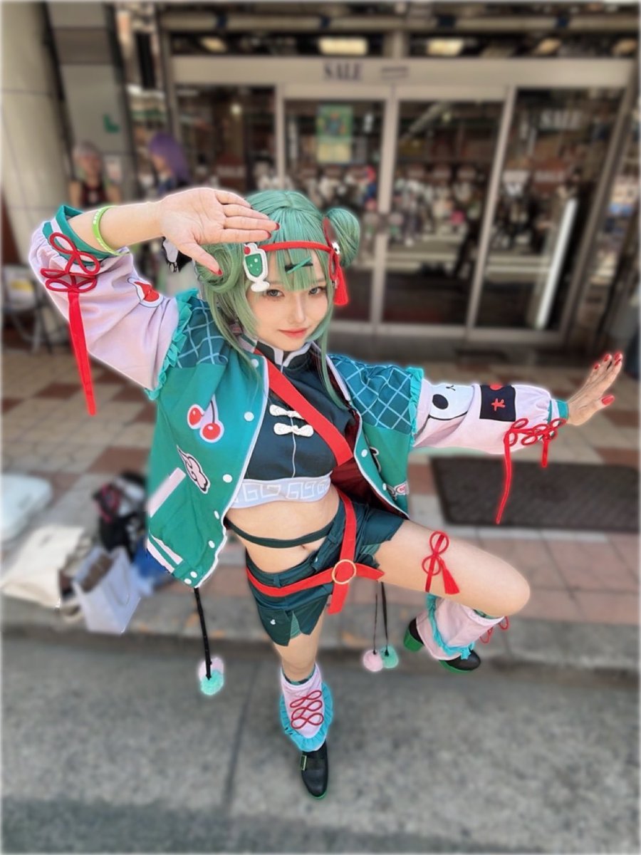 Shiyu_N7's tweet photo. 昨日は【初音/ミク ハオ Ver.】をしておりました〜
色んな方にお会いできて楽しかったです！

初出しのコスプレでしたが、満足です☺️
ポーズで筋肉痛ですが…

みなさま撮影ありがとうございました！
📸@sasamidaccha 

 #日本橋ストリートフェスタ2026
 #ストフェス https://t.co/ChLu31hSko