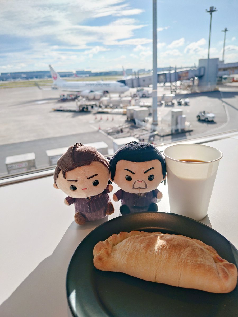 so_to_a's tweet photo. あの踏切にも行ってきた！🚉
他にも大仏を見たりして、めちゃくちゃ観光客してきた🎶

この時に公式の小さい命を手に入れてテンションが上がり、このあと１週間で新入りぬい🦒🧸を作り上げました🧵🪡 https://t.co/tPBGJlKVHh