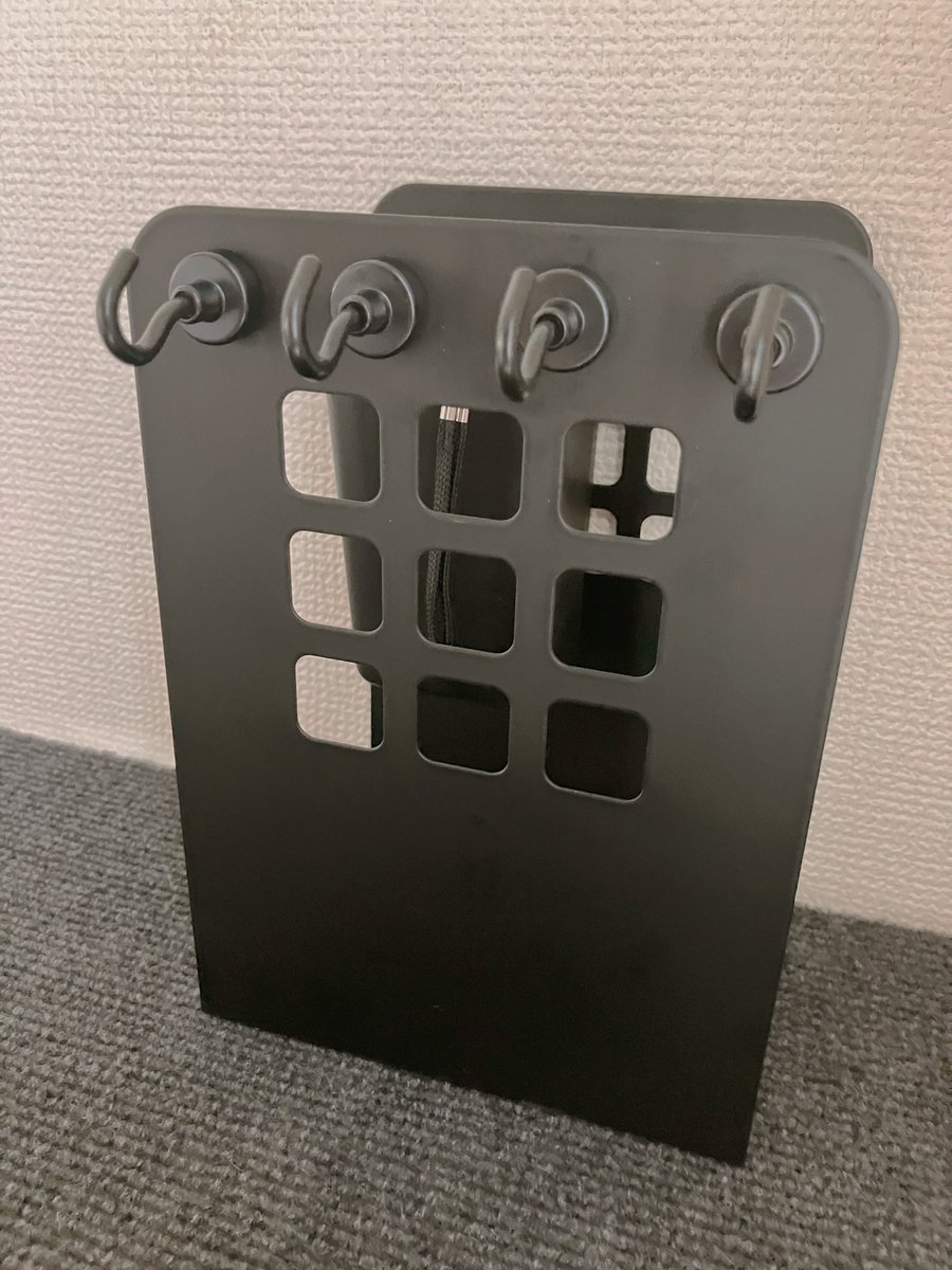 rup10R_'s tweet photo. 玄関の鍵かけるフックのせいで壁が可哀想なことになったから玄関の棚に鍵かけ新しく設置したんだけど、マグネット付きフックの向き思ってたのと違うんだけどwwwまあいいか https://t.co/f5BlLtl9My