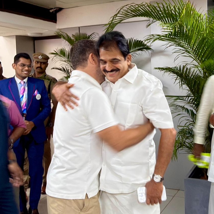 Allavaru's tweet photo. Congress President Shri @kharge and LoP Shri @RahulGandhi received a warm welcome from party leaders at Trivandrum Airport.

📍  Keralam https://t.co/uAamqlLVzm