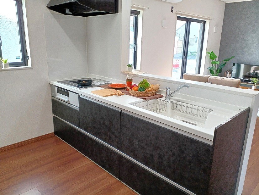 AzumaHousing's tweet photo. 【🏠一関市田村町 新築平屋建売住宅 販売中！】

洗濯、掃除、移動…
毎日の動きがワンフロアで完結するだけで、暮らしの快適さが変わります！✨
田村町の平屋建売は
☀ 太陽光発電10.5kW搭載
🚶 駅徒歩9分
🏥 病院徒歩9分
3LDK即入居可！
便利な立地と、フラットで暮らしやすい間取りを両立しました。 https://t.co/PLUKnFjojH