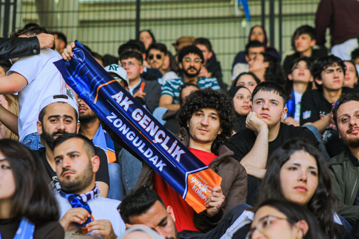 akgenczonguldak's tweet photo. Bu güzel programda bizlerle olan tüm gençlerimize teşekkür ediyoruz 🤍

Kocaeli’de gerçekleştirilen “Bir Gençlik Şöleni” programından gençlerimizin coşkusunu, heyecanını ve mutluluğunu yansıtan birbirinden güzel kareleri sizlerle buluşturuyoruz.

Cumhurbaşkanımız, Genel Başkanımız Recep Tayyip Erdoğan’ın teşrifleriyle gerçekleşen “Bir Gençlik Şöleni” programında, AK Parti Zonguldak İl Gençlik Kolları olarak yüzlerce gencimizle birlikte yerimizi aldık.

Coşkunun, heyecanın ve kardeşliğin hâkim olduğu programda gençlerimiz hem doyasıya eğlendi hem de lideriyle buluşmanın mutluluğunu yaşadı.

Bu anlamlı organizasyonda emeği geçen herkese teşekkür ediyor, gençliğin enerjisini ve heyecanını hep birlikte büyütmeye devam ediyoruz. ✨

Büyük kahraman,  
İyi ki varsın Erdoğan ❤️