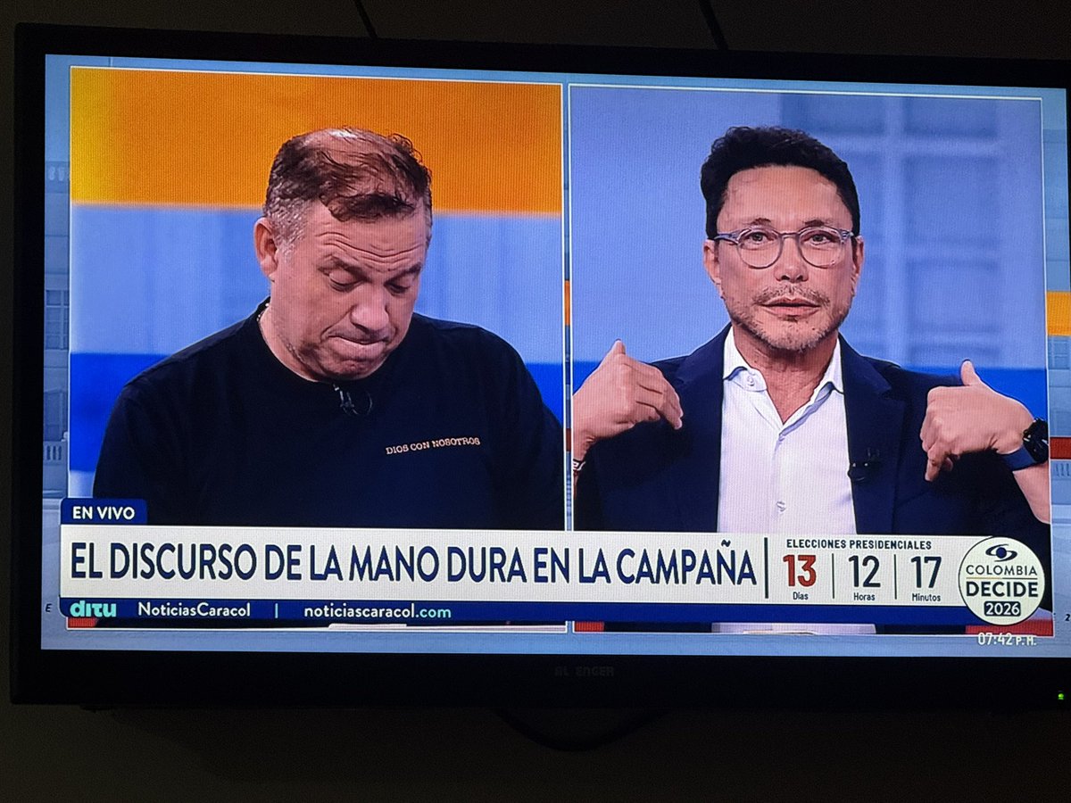 TestigoIncomodo's tweet photo. @carlosecaicedo ubicando en su sitio al demente de Santiago Botero. 

Quien puede admirar a carlos castaño y querer administrar el País?

#DebatePresidencial 
#ColombiaDecide https://t.co/3zmsfwPnEw
