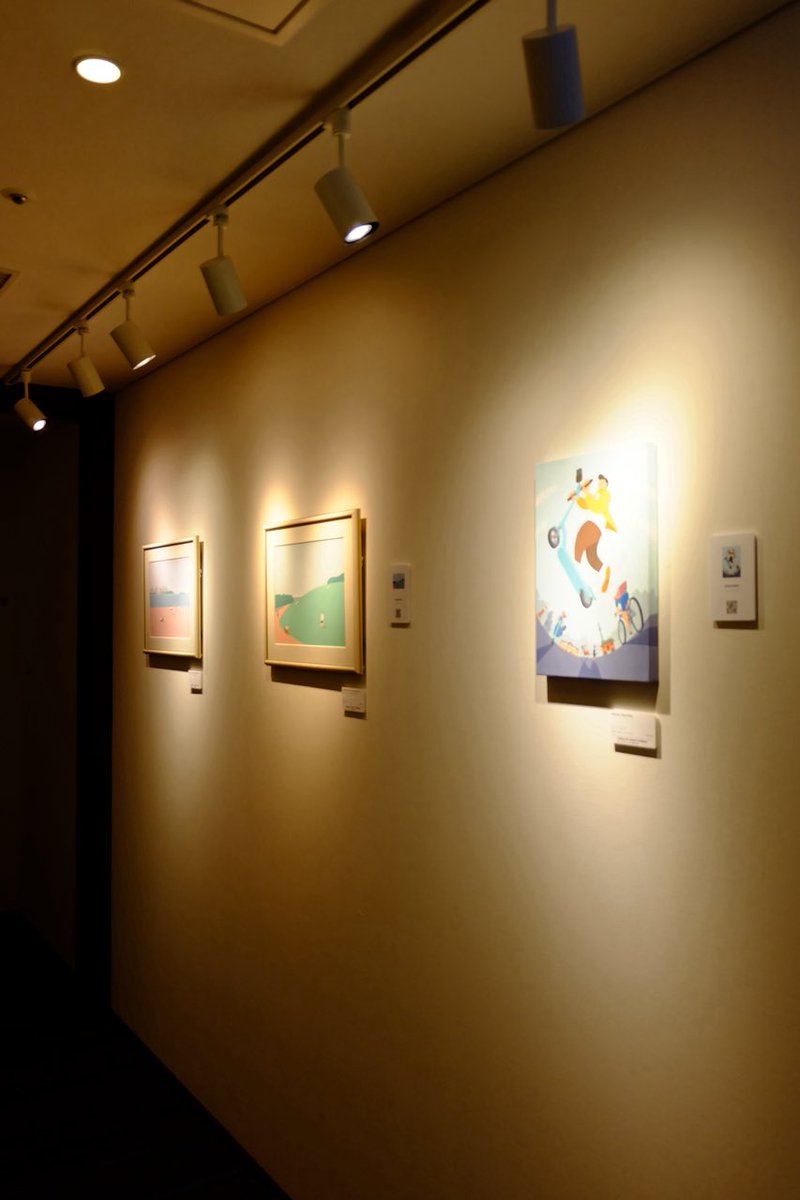 perrydottokyo's tweet photo. 【展示のお知らせ】
本日からはじまるMOTTO ART様の企画展「重なり合う東京」に、イラスト大教室からの選抜メンバーとして参加しています！

昨日設営してきました！素敵なホテルの回廊に素敵な作品がたくさん並んでいます✨
宿泊していなくとも観覧できるそうなので、お越しいただけると嬉しいです https://t.co/EFs8jvskam