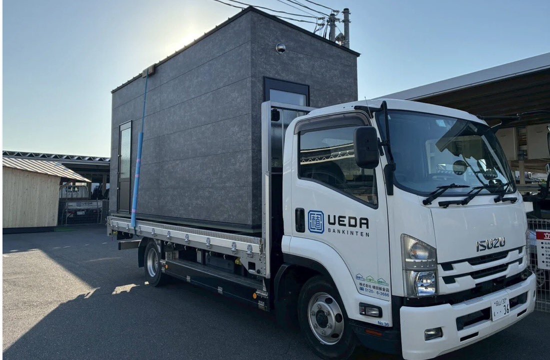 UBK___H_Ueda's tweet photo. 今日はここ。

(株)植田板金店 ひと事業部 経営企画課 ひとやね事業 新卒2年目藤井のnote第40弾です♪
 
今回は、「【レポート】ひとやねに新しい小屋を設置しました！」という記事です！

ぜひ最後までご覧になりぜひ♡ください！！
note担当の藤井がめっちゃ喜びます(^^)

▼ 第40回記事はこちら
https://t.co/pigM6zG0Wa

▼植田板金店コーポレートサイト
https://t.co/j61qCB2Y6X

▼植田板金店 採用サイト
https://t.co/V1smW9ubKj

#植田板金店 #ひとやね #そと事業部 #やね事業部 #ひと事業部 #わざ事業部 #屋根やさん #���装やさん #小屋やさん #遮熱やさん