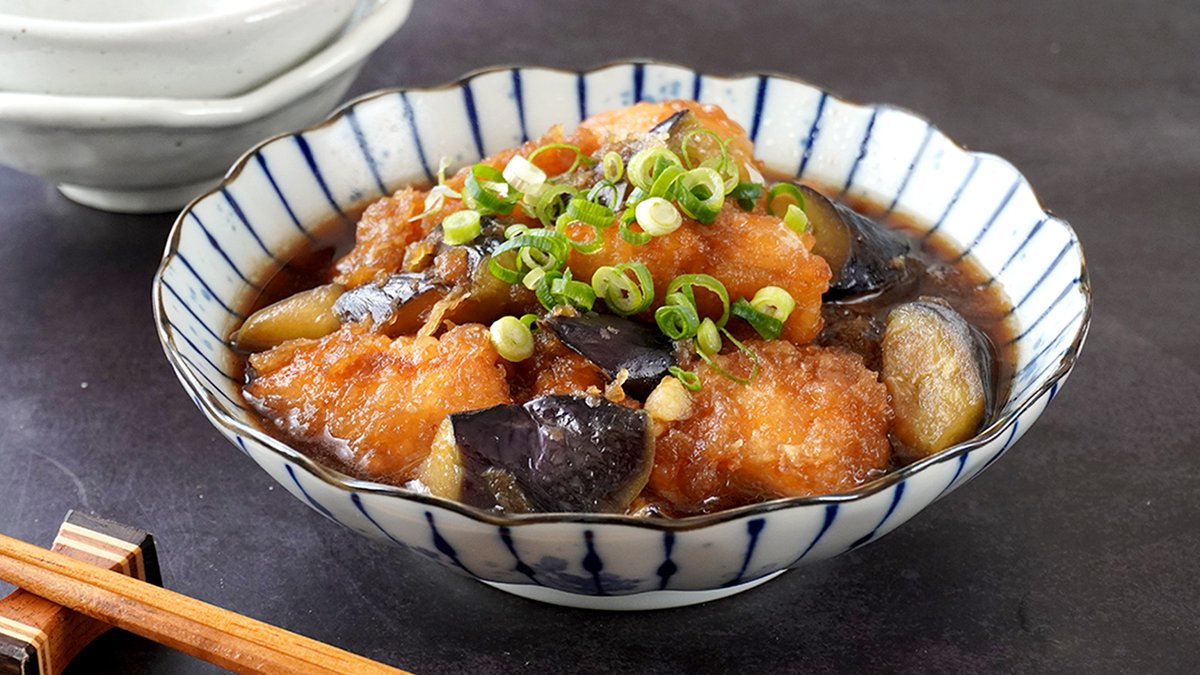 yukari_tamago's tweet photo. 鶏むね肉がしっとり柔らか！
ナスはジューシーで、大根おろしの旨みが絡む「鶏肉とナスのみぞれ煮」です。
少ない油で作れてヘルシーなのに、ご飯がすすむ簡単おかず。
夕飯にも作り置きにもおすすめです。

▼詳しいレシピ動画はこちら👇
https://t.co/njEpoSfaTR

#鶏むね肉 #なすレシピ #鶏肉レシピ #簡単レシピ #作り置き #おかず #料理研究家ゆかり