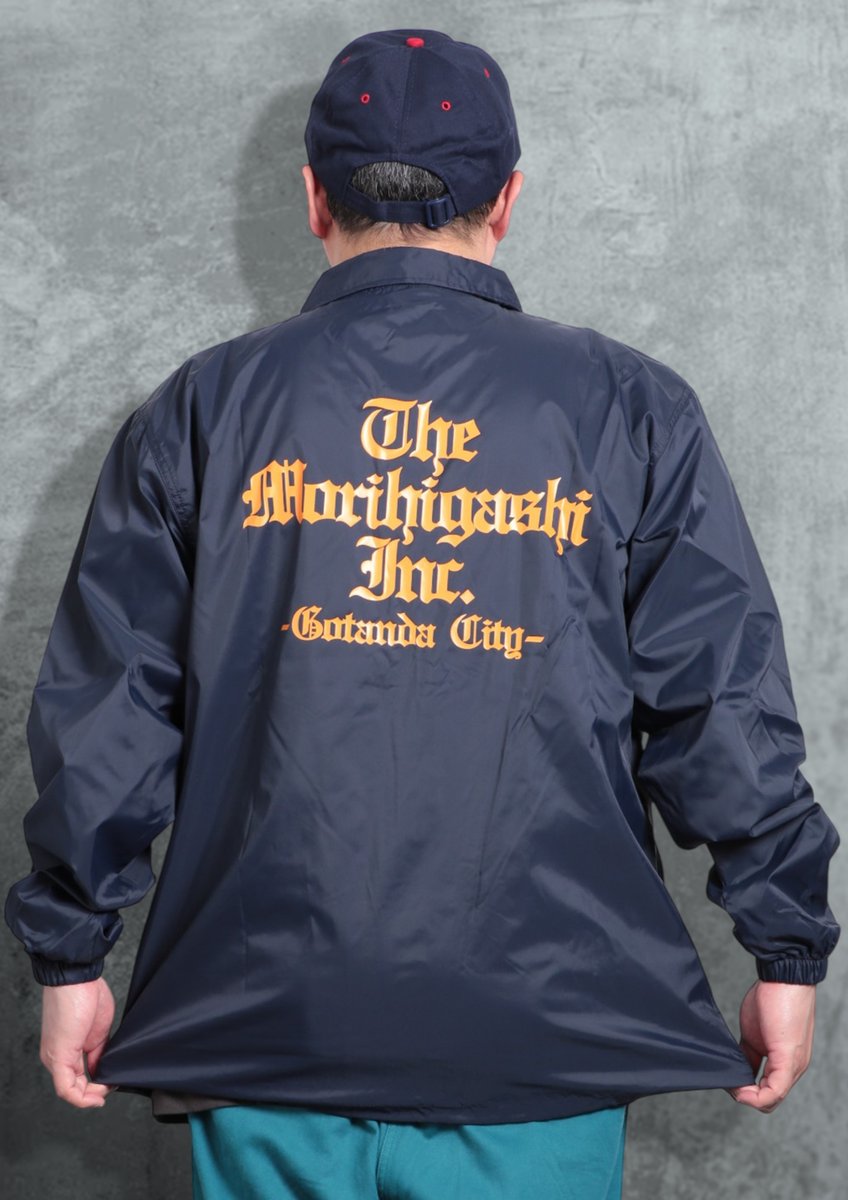 TMH_ONLINESHOP's tweet photo. 【NYLON COACH JACKET-CLUB TMH】
古き良きカークラブジャケットをイメージしたナイロン製コーチジャケット。
90年代風のディテールに飽きの来ないデザインと落とし込んだオススメの1着です。
夏場急な天候の変化や屋外での日焼け予防対策にも◎
https://t.co/6CSt7GnhUo
#ザ森東
#さらば青春の光 https://t.co/QRGrRk2NME