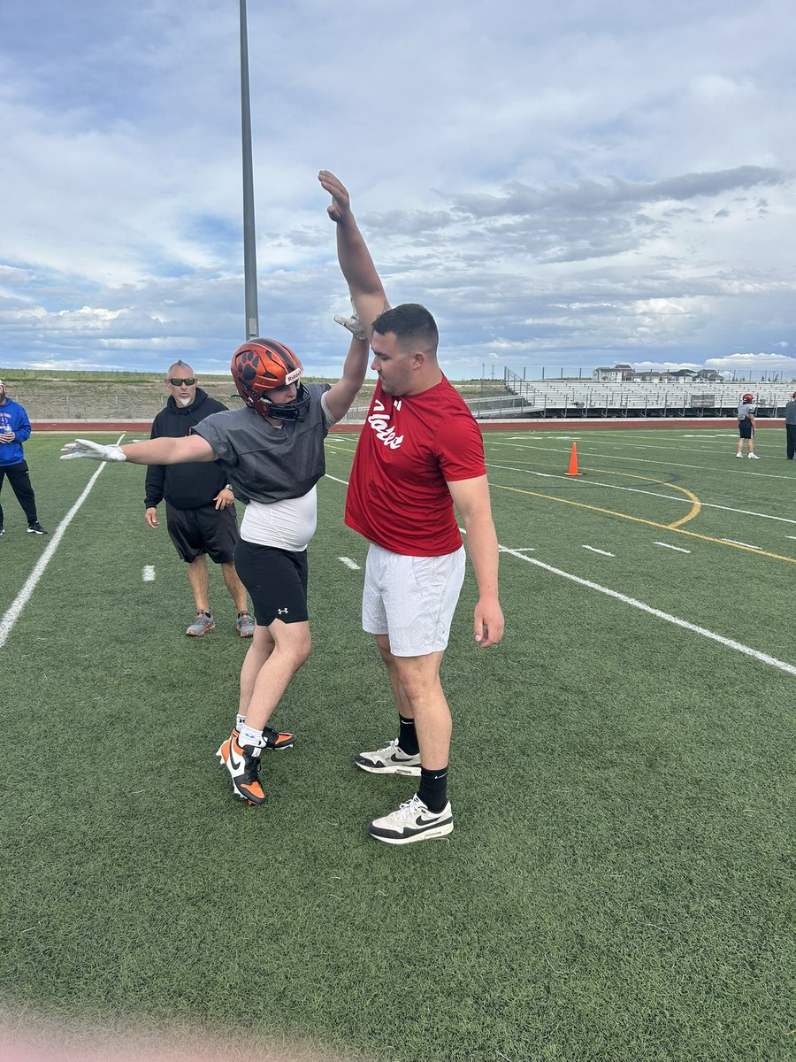ErieTigersFB's tweet photo. Pretty special day at Hog Wars.  Erie Alum and 2023 State Champion @_jacksoncowgill helped coach the boys up today.   Thanks for giving some of your time back to us Jackson! #Exit232 #TFL https://t.co/4noYH1d2bG
