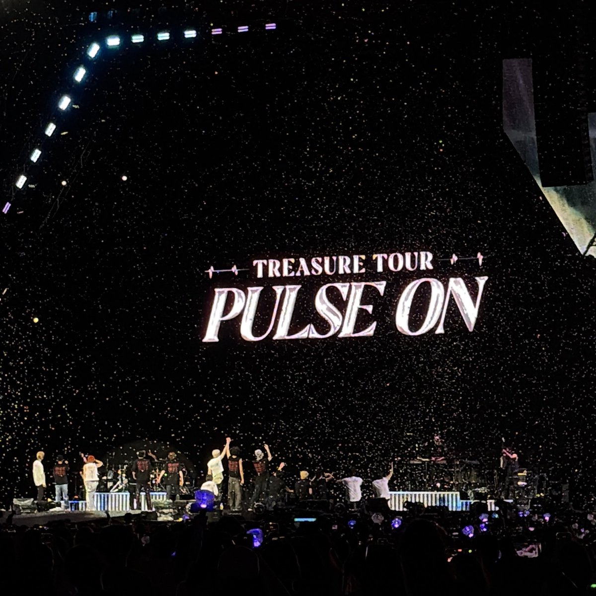minnnunaaa's tweet photo. คอนตึกดำคือคอนที่เข้าใจง่ายที่สุดบนโลกใบนี้ ก็คือไม่ต้องเข้าใจอะไรเลย ไม่ต้องรู้จักเพลง ไม่ต้องรู้จักเมมเบอร์ แต่ทุกคนจะสนุกมากๆๆๆๆ that’s why I always loveeeee themmm 🩵 congrats on the FIRST EVER stadium showwww @ygtreasuremaker @treasuremembers #PULSE_ON_IN_BANGKOK https://t.co/IwEU1CucKF