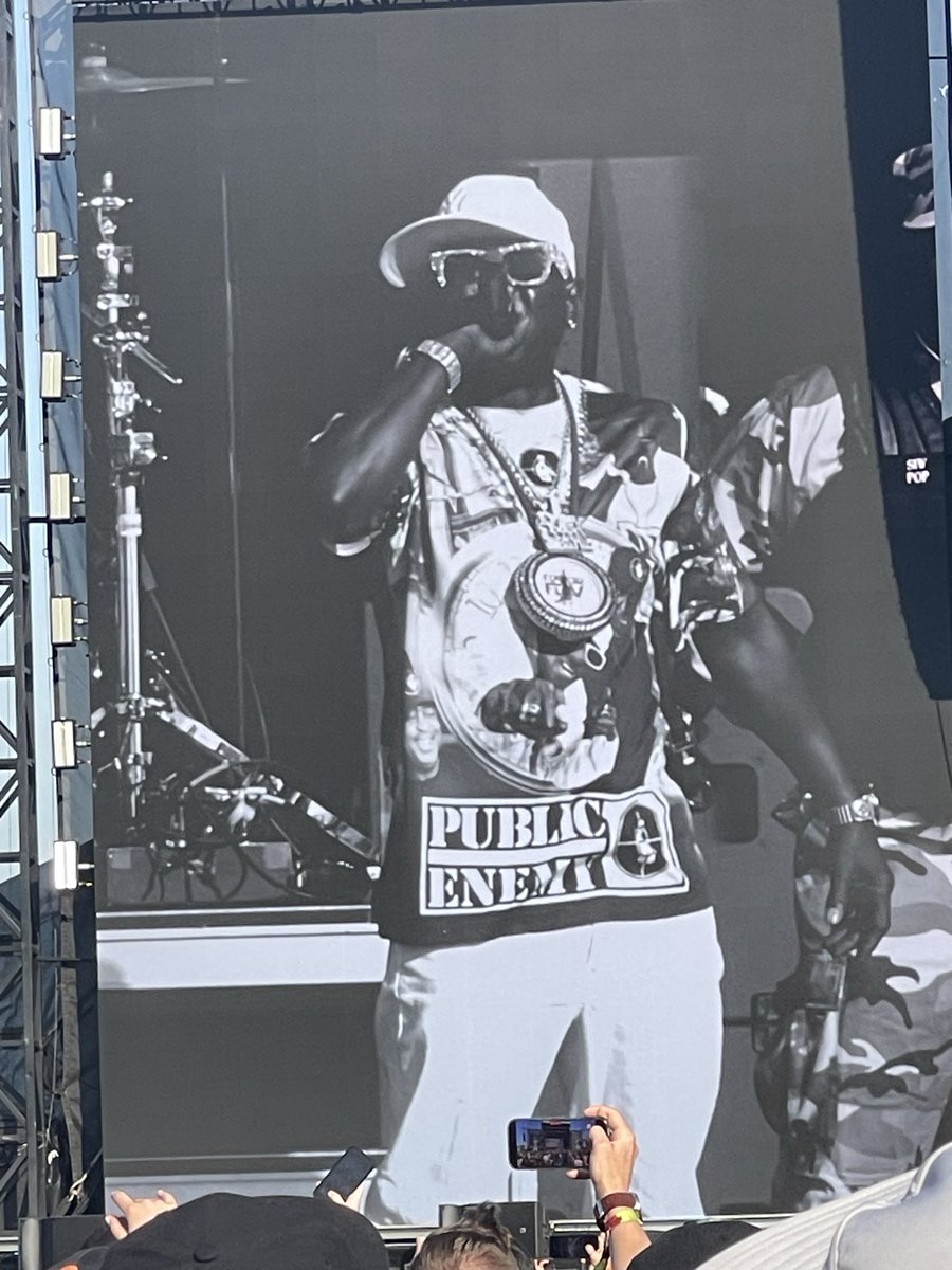 aMarinesSis's tweet photo. I saw @FlavorFlav say “Flavor Flaaaaavvvv” at @SonicTempleFest today and it was freaking awesome. Still a king, still a Public Enemy. 👑 https://t.co/SC2ukIj6Jd