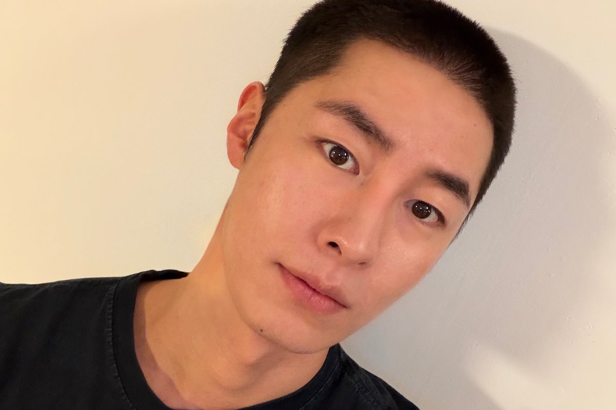 soompi's tweet photo. #LeeJaeWook Enlists In The Military
https://t.co/lqcErxBhwL https://t.co/rbF7kLe2ox