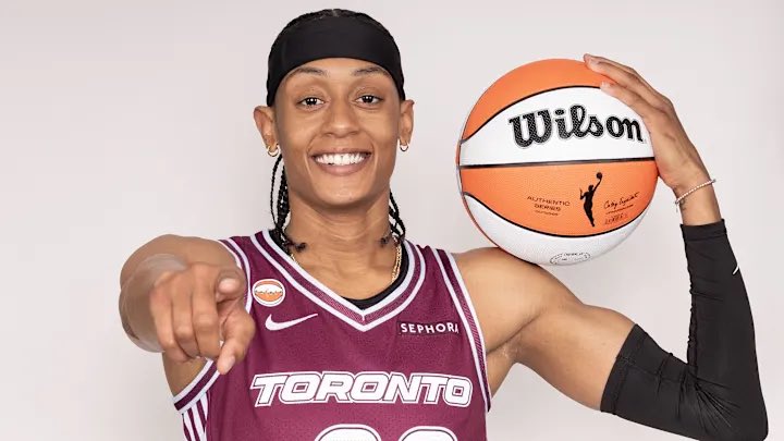 ybeezy14's tweet photo. #BrittneySykes had herself a game against the the Sparks! 

38 points, field goals 10/21, &amp; free throws 15/15! 
#Vibethesportsreporter https://t.co/xNVkUXrk5w