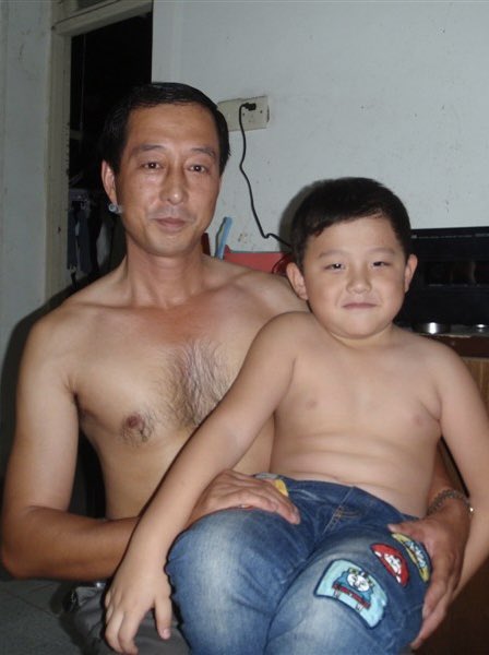 Madeurwish753's tweet photo. 谁能想到啊，以前在家就是随便放松，现在爱上健身撸铁了。折腾折腾，出出汗，整个人���精神多了 #大叔 #中年 https://t.co/DZed7RO2vu
