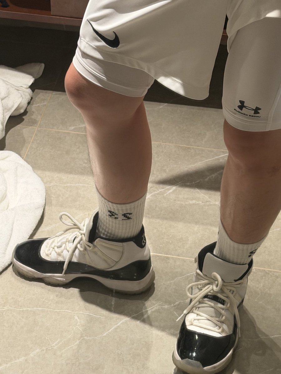 Wsidesm10's tweet photo. 高弹包裹好爽🥵 
#sneakers #aj11 #白袜 #球鞋 https://t.co/tGtHdYZmw8
