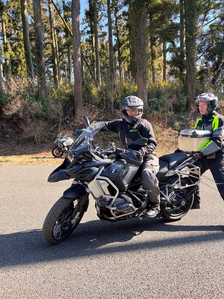 TsutomuMat67576's tweet photo. こんにちはFUN RIDE Trainingです。
トレーニングに参加する技量がまだなくて・・。
安心して下さい。ビギナークラスはアスファルトでのコンテンツからスタートします。低速旋回やスタンディングも安心サポート付き（笑）バイクの動きとライダーが動く理由も体感して実技に移行します。 https://t.co/A0bwkwJctb