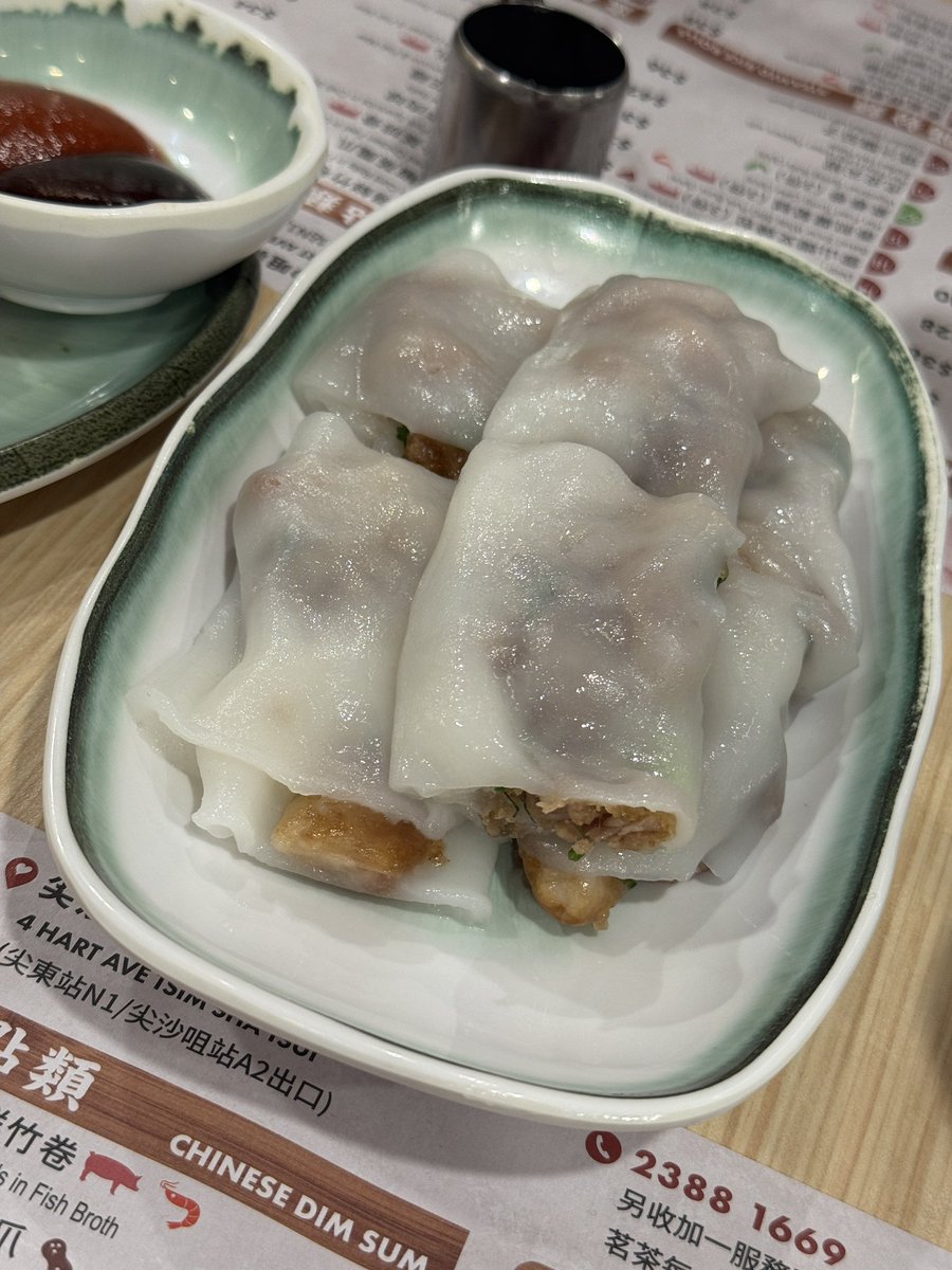 mysweet_DH's tweet photo. Day1.
📍One Dim Sum 一點心(尖沙咀)

https://t.co/FtWedwHQx7

홍콩에서 친한 홍콩현지인 언니 추천으로 간 원딤섬 (강추)

다양한 홍콩식 딤섬/요리류를 저렴한 가격에 푸지게 즐길 수 있고 맛도 당연히 보장됨❤️‍🔥

분할된 사진 속 요리를 하나하나 짧게 소개를 하자면 
1. 새우하교 ⭐️⭐️⭐️⭐️⭐️
한국에서도 많이 파는 홍콩식 새우딤섬인데 피가 얇고 부들부들한데 안에 새우 통살이 톡톡 씹히는게 호불호 전혀없고 당연히 밥상에 배치해야함

2.새우쇼마이⭐️⭐️⭐️⭐️
쇼마이도 대표적인 홍콩 딤섬 중 하나.. 조금 더 어육 느낌이 강하고 담백한 맛

3.삶은 닭가슴살요리⭐️⭐️⭐️
홍콩언니 추천으로 주문했고, 맛이 딱 하림 수비드 닭가슴살 렌지조리한거 1.5배 더 부드러운 촉감;; 간도 딱 맞아서 죄책감없이 입에 우겨넣기에 좋아영

4.돼지고기 완자요리⭐️⭐️⭐️⭐️
비리거나 느끼한 맛 하나없이 보들보들한 돼지고기 완자요리😭 배고플때 한입에 와악 집어넣고 싶을정도로 만족스러웠음(고수 다져져있어서 고수시러파는 미리 빼달라 말해야함)

5.새우하교 사진 중복..;;

6.돼지고기 덮밥(?)⭐️⭐️⭐️⭐️⭐️
비주얼적으로 생소해서 놀랐지만 홍콩언니왈 홍콩식당에서 덮밥류 시키면 많이들 이렇게 나온다고 함

보이는 그대로 다짐?육이랑 밥을 같이 찐 음식인데 홍콩 밥맛이랑 너무 잘 어울림.. 같이 준 소스랑 비벼먹어서 탄수화물을 충전해봅시다

7.블루걸 맥주⭐️⭐️⭐️⭐️⭐️⭐️⭐️
맥주처돌이는 홍콩 갈때마다 블루걸을 대짝으로 들이킴. 맛은 캘리 비슷하게 보리맛보다는 맥아맛이 더 강하고 살짝의 단맛도 느껴짐. 기름진 딤섬이랑 같이 마시면 꼴딱꼴딱 넘 맛있어용

8.무케이크⭐️⭐️⭐️⭐️⭐️
홍콩언니 최애 메뉴라고함!!! 처음 시켜보는데 이 날 첨 먹고 담날부터 식당 갈때마다 함께 주문했구요.. 어케 이걸 무로 만들었나 싶을정도로 감칠맛이 장난이 아님.
비슷한 맛을 꼽자면 잘 만든 타코야끼 속파먹는 맛?(지송합니다)

9.돼지고기창펀⭐️⭐️⭐️⭐️
전 사실 딤섬보다 창펀파인데요.. 야들야글한 길쭉한 피에 양념된 돼지고기가 많이 들어있음. 보통이 아닌 녀석인 것 같아 창펀은 여기저기 돌아다니면서 먹어보고 싶어서 별 하나뺌

서두가 길었는데 여튼 푸지게 푸파하고 왔단 뜻이니까 홍콩여행갈 때 원딤섬 추천드립니다;