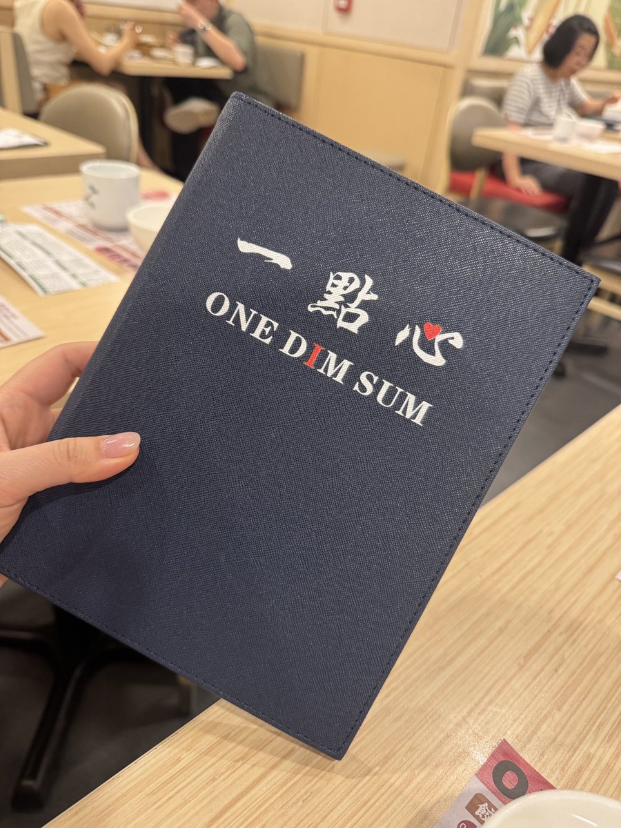 mysweet_DH's tweet photo. Day1.
📍One Dim Sum 一點心(尖沙咀)

https://t.co/FtWedwHQx7

홍콩에서 친한 홍콩현지인 언니 추천으로 간 원딤섬 (강추)

다양한 홍콩식 딤섬/요리류를 저렴한 가격에 푸지게 즐길 수 있고 맛도 당연히 보장됨❤️‍🔥

분할된 사진 속 요리를 하나하나 짧게 소개를 하자면 
1. 새우하교 ⭐️⭐️⭐️⭐️⭐️
한국에서도 많이 파는 홍콩식 새우딤섬인데 피가 얇고 부들부들한데 안에 새우 통살이 톡톡 씹히는게 호불호 전혀없고 당연히 밥상에 배치해야함

2.새우쇼마이⭐️⭐️⭐️⭐️
쇼마이도 대표적인 홍콩 딤섬 중 하나.. 조금 더 어육 느낌이 강하고 담백한 맛

3.삶은 닭가슴살요리⭐️⭐️⭐️
홍콩언니 추천으로 주문했고, 맛이 딱 하림 수비드 닭가슴살 렌지조리한거 1.5배 더 부드러운 촉감;; 간도 딱 맞아서 죄책감없이 입에 우겨넣기에 좋아영

4.돼지고기 완자요리⭐️⭐️⭐️⭐️
비리거나 느끼한 맛 하나없이 보들보들한 돼지고기 완자요리😭 배고플때 한입에 와악 집어넣고 싶을정도로 만족스러웠음(고수 다져져있어서 고수시러파는 미리 빼달라 말해야함)

5.새우하교 사진 중복..;;

6.돼지고기 덮밥(?)⭐️⭐️⭐️⭐️⭐️
비주얼적으로 생소해서 놀랐지만 홍콩언니왈 홍콩식당에서 덮밥류 시키면 많이들 이렇게 나온다고 함

보이는 그대로 다짐?육이랑 밥을 같이 찐 음식인데 홍콩 밥맛이랑 너무 잘 어울림.. 같이 준 소스랑 비벼먹어서 탄수화물을 충전해봅시다

7.블루걸 맥주⭐️⭐️⭐️⭐️⭐️⭐️⭐️
맥주처돌이는 홍콩 갈때마다 블루걸을 대짝으로 들이킴. 맛은 캘리 비슷하게 보리맛보다는 맥아맛이 더 강하고 살짝의 단맛도 느껴짐. 기름진 딤섬이랑 같이 마시면 꼴딱꼴딱 넘 맛있어용

8.무케이크⭐️⭐️⭐️⭐️⭐️
홍콩언니 최애 메뉴라고함!!! 처음 시켜보는데 이 날 첨 먹고 담날부터 식당 갈때마다 함께 주문했구요.. 어케 이걸 무로 만들었나 싶을정도로 감칠맛이 장난이 아님.
비슷한 맛을 꼽자면 잘 만든 타코야끼 속파먹는 맛?(지송합니다)

9.돼지고기창펀⭐️⭐️⭐️⭐️
전 사실 딤섬보다 창펀파인데요.. 야들야글한 길쭉한 피에 양념된 돼지고기가 많이 들어있음. 보통이 아닌 녀석인 것 같아 창펀은 여기저기 돌아다니면서 먹어보고 싶어서 별 하나뺌

서두가 길었는데 여튼 푸지게 푸파하고 왔단 뜻이니까 홍콩여행갈 때 원딤섬 추천드립니다;