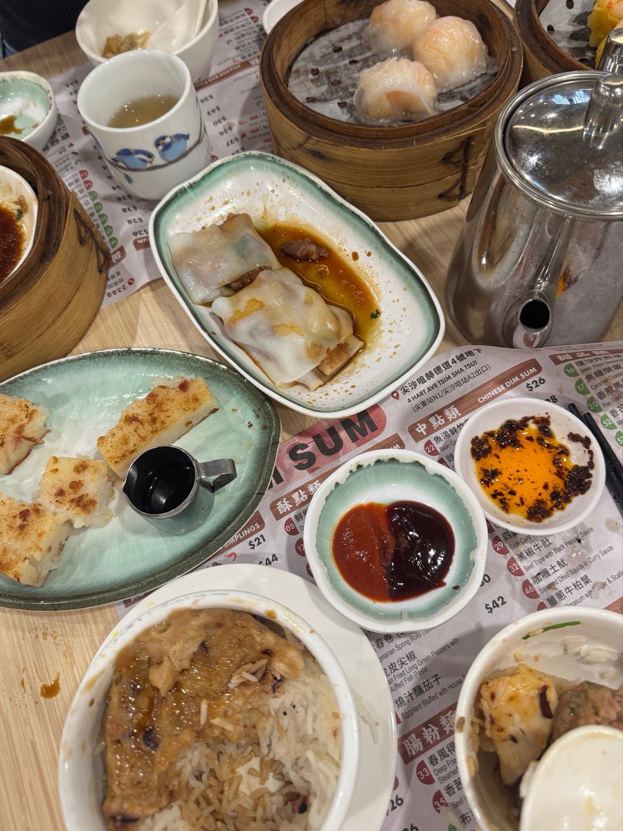 mysweet_DH's tweet photo. Day1.
📍One Dim Sum 一點心(尖沙咀)

https://t.co/FtWedwHQx7

홍콩에서 친한 홍콩현지인 언니 추천으로 간 원딤섬 (강추)

다양한 홍콩식 딤섬/요리류를 저렴한 가격에 푸지게 즐길 수 있고 맛도 당연히 보장됨❤️‍🔥

분할된 사진 속 요리를 하나하나 짧게 소개를 하자면 
1. 새우하교 ⭐️⭐️⭐️⭐️⭐️
한국에서도 많이 파는 홍콩식 새우딤섬인데 피가 얇고 부들부들한데 안에 새우 통살이 톡톡 씹히는게 호불호 전혀없고 당연히 밥상에 배치해야함

2.새우쇼마이⭐️⭐️⭐️⭐️
쇼마이도 대표적인 홍콩 딤섬 중 하나.. 조금 더 어육 느낌이 강하고 담백한 맛

3.삶은 닭가슴살요리⭐️⭐️⭐️
홍콩언니 추천으로 주문했고, 맛이 딱 하림 수비드 닭가슴살 렌지조리한거 1.5배 더 부드러운 촉감;; 간도 딱 맞아서 죄책감없이 입에 우겨넣기에 좋아영

4.돼지고기 완자요리⭐️⭐️⭐️⭐️
비리거나 느끼한 맛 하나없이 보들보들한 돼지고기 완자요리😭 배고플때 한입에 와악 집어넣고 싶을정도로 만족스러웠음(고수 다져져있어서 고수시러파는 미리 빼달라 말해야함)

5.새우하교 사진 중복..;;

6.돼지고기 덮밥(?)⭐️⭐️⭐️⭐️⭐️
비주얼적으로 생소해서 놀랐지만 홍콩언니왈 홍콩식당에서 덮밥류 시키면 많이들 이렇게 나온다고 함

보이는 그대로 다짐?육이랑 밥을 같이 찐 음식인데 홍콩 밥맛이랑 너무 잘 어울림.. 같이 준 소스랑 비벼먹어서 탄수화물을 충전해봅시다

7.블루걸 맥주⭐️⭐️⭐️⭐️⭐️⭐️⭐️
맥주처돌이는 홍콩 갈때마다 블루걸을 대짝으로 들이킴. 맛은 캘리 비슷하게 보리맛보다는 맥아맛이 더 강하고 살짝의 단맛도 느껴짐. 기름진 딤섬이랑 같이 마시면 꼴딱꼴딱 넘 맛있어용

8.무케이크⭐️⭐️⭐️⭐️⭐️
홍콩언니 최애 메뉴라고함!!! 처음 시켜보는데 이 날 첨 먹고 담날부터 식당 갈때마다 함께 주문했구요.. 어케 이걸 무로 만들었나 싶을정도로 감칠맛이 장난이 아님.
비슷한 맛을 꼽자면 잘 만든 타코야끼 속파먹는 맛?(지송합니다)

9.돼지고기창펀⭐️⭐️⭐️⭐️
전 사실 딤섬보다 창펀파인데요.. 야들야글한 길쭉한 피에 양념된 돼지고기가 많이 들어있음. 보통이 아닌 녀석인 것 같아 창펀은 여기저기 돌아다니면서 먹어보고 싶어서 별 하나뺌

서두가 길었는데 여튼 푸지게 푸파하고 왔단 뜻이니까 홍콩여행갈 때 원딤섬 추천드립니다;