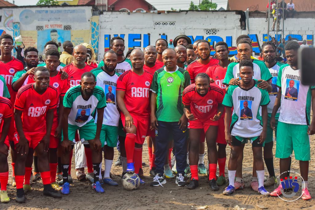 HMubengaie's tweet photo. Football loisirs à Ngiri-Ngiri !

Malgré une belle ambiance et un penalty transformé par l’honorable Socrates Mubengaïe, les amis de Socrates se sont inclinés 5 buts à 1 face à la Fondation du vice-gouverneur Eddy Iyeli Molangi au terrain Bondo.

Une rencontre conviviale, engagée et riche en émotions… avec déjà un match retour annoncé à Mont-Ngafula 🔥

Lire la suite : https://t.co/UPu6aMoRfS