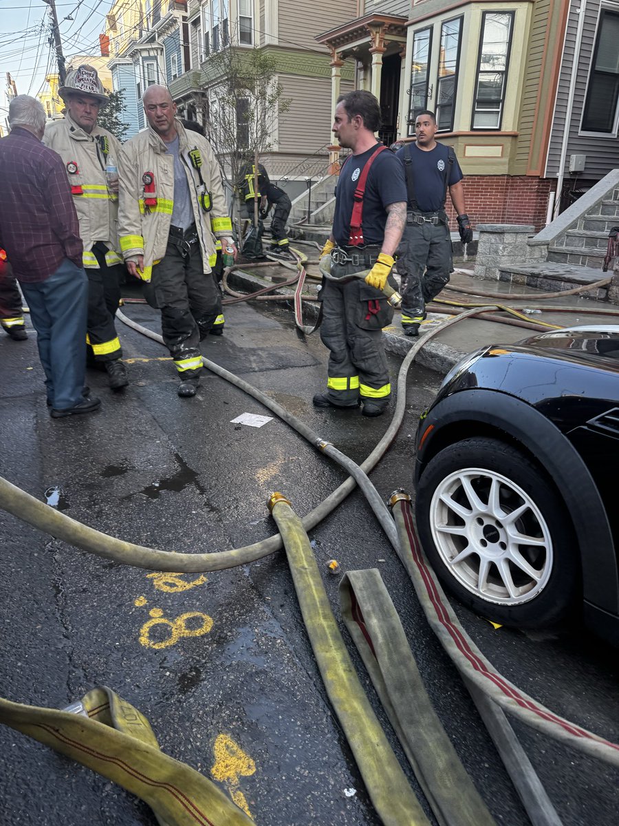 BostonFire's tweet photo. Thousands of feet of firehouse were used to attack the multiple multi home buildings affected by fire in https://t.co/hlfwXWAIBX this evening. https://t.co/Uavhep72Wh