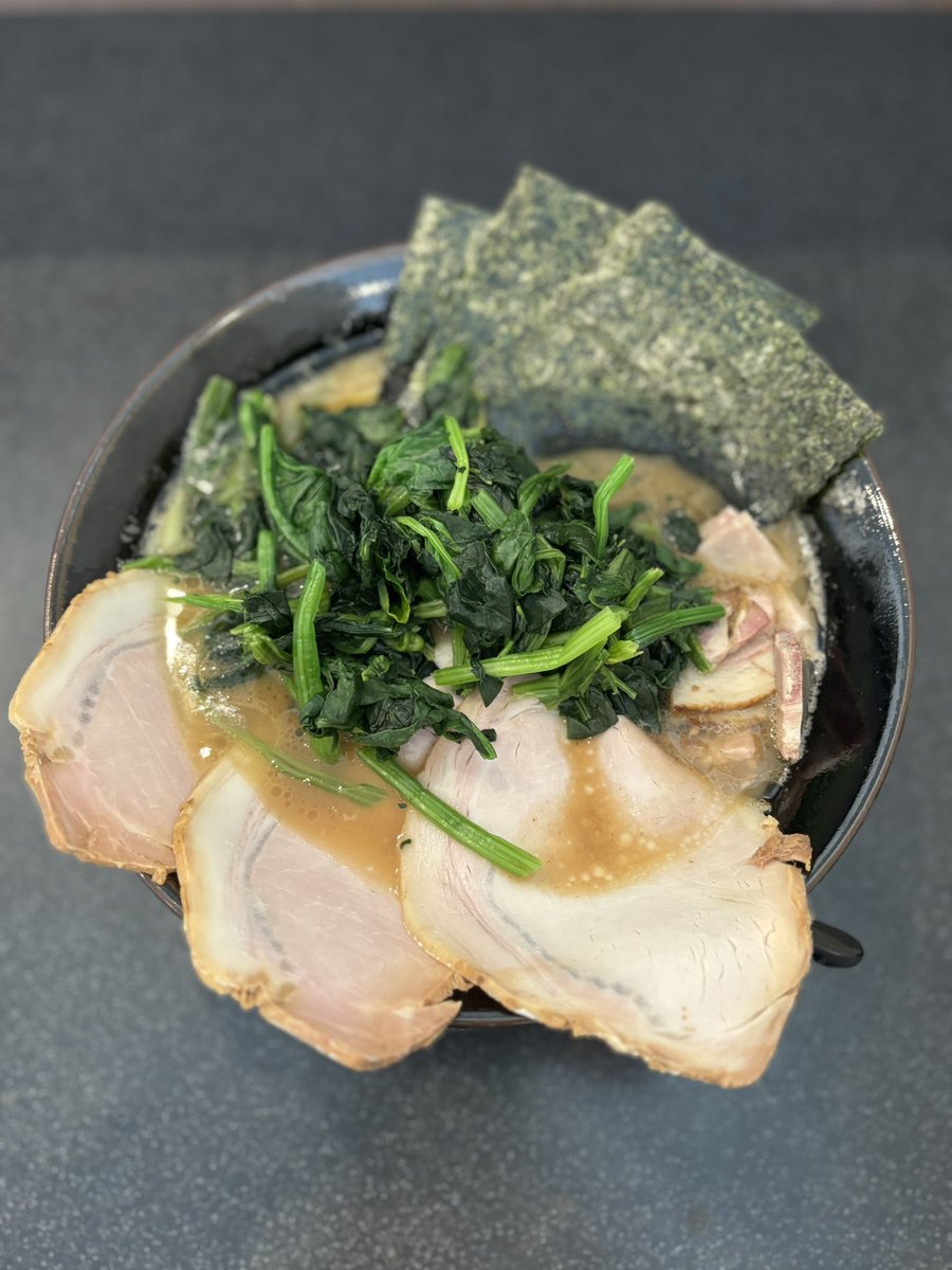 0358smile's tweet photo. 今日のご褒美ラーメン
深谷らーめん藤やさん
チャーシュー麺（多め・普通）＋ほうれん草増＋ネギチャー丼（中）
濃厚クリーミースープで後半につれて骨太感ある重厚なスープに変わる。生のほうれん草やしっとりしたももチャーもいい❤️サイズが選べるネギチャー丼は卓上のニンニクマヨでぶっ飛び〼笑 https://t.co/qnye8fwB84