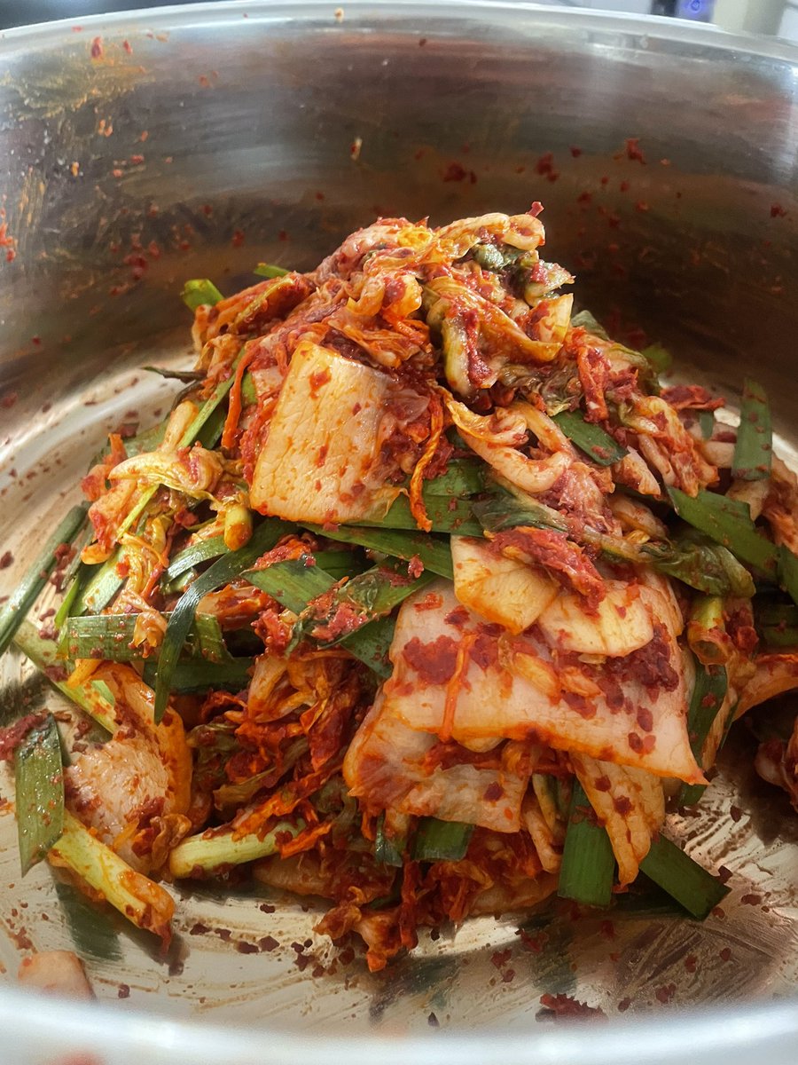 spiceyouup's tweet photo. 1.5キロの白菜でキムチ仕込み🌶️
韓国唐辛子とチリパウダーで辛味を調節して最後にニラと切り干し大根いれて完成。ちょうど気温が上がってきたので過発酵に気をつけながら https://t.co/XT7xcXsq6w