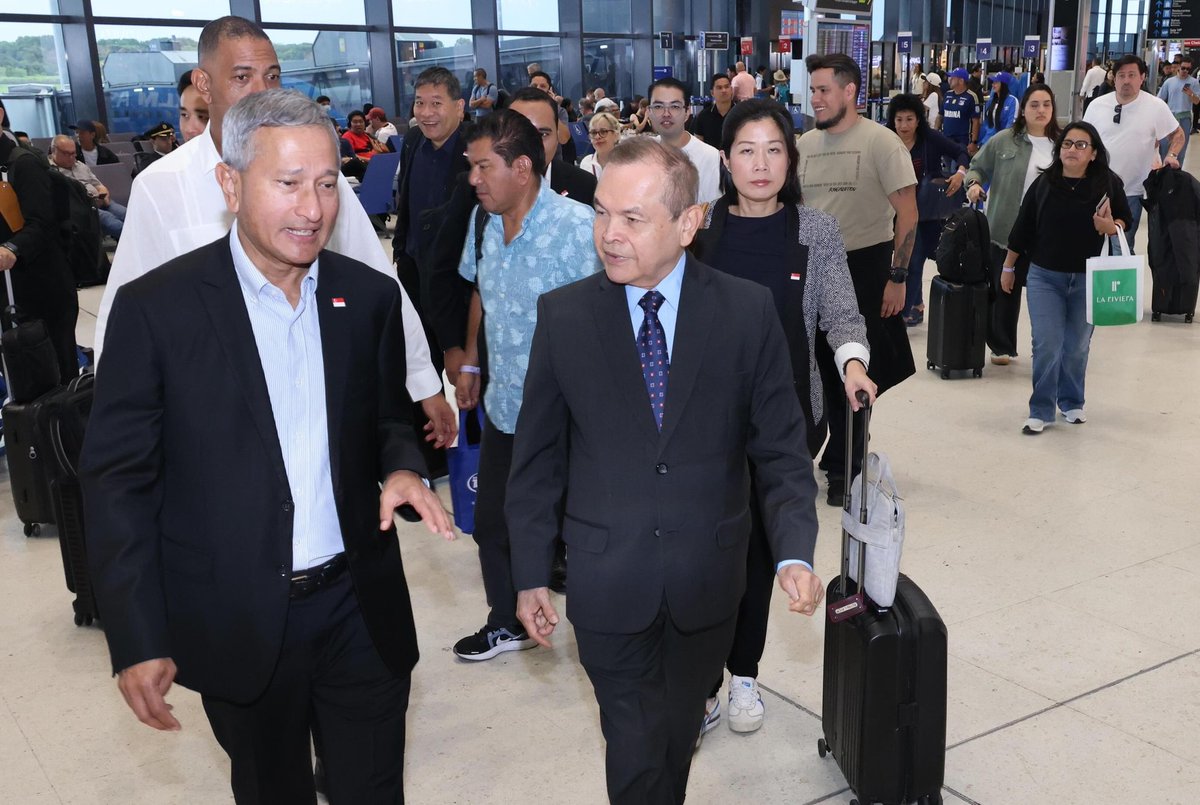 embpanamasgp's tweet photo. 📍El ministro de Asuntos Exteriores de Singapur, Dr. Vivian Balakrishnan, arribó la tarde de este domingo a la terminal internacional de Tocumen en visita oficial y fue recibido por el embajador Francisco Torres, Director General de Protocolo y Ceremonial del Estado. https://t.co/DwBuzlVzFs