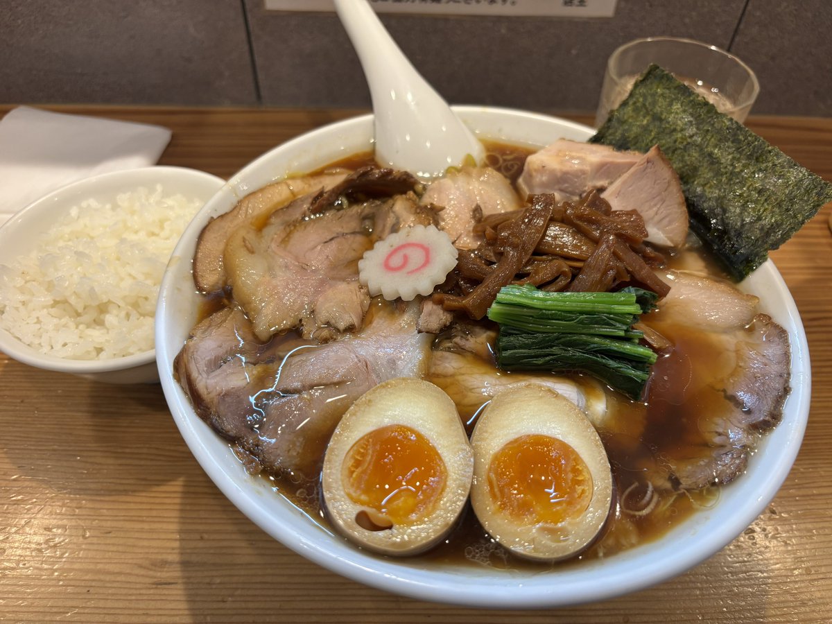NWgn0825's tweet photo. 新潟長岡生姜醤油ラーメン オランダ軒🍜
しょうゆチャーシューメン 大盛り 味玉
小ライス お土産チャーシュー
今日はセカロで
生姜効いてるスープすっごく美味しい
このスープにライスはよく合う
スープに絡む麺も美味しかった
コロチャー厚みあり大ぶりチャーシューも旨
また来ます
ご馳走様でした🙇‍♂️ https://t.co/3rTWdCMVSF
