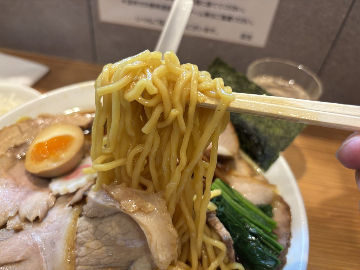 NWgn0825's tweet photo. 新潟長岡生姜醤油ラーメン オランダ軒🍜
しょうゆチャーシューメン 大盛り 味玉
小ライス お土産チャーシュー
今日はセカロで
生姜効いてるスープすっごく美味しい
このスープにライスはよく合う
スープに絡む麺も美味しかった
コロチャー厚みあり大ぶりチャーシューも旨
また来ます
ご馳走様でした🙇‍♂️ https://t.co/3rTWdCMVSF