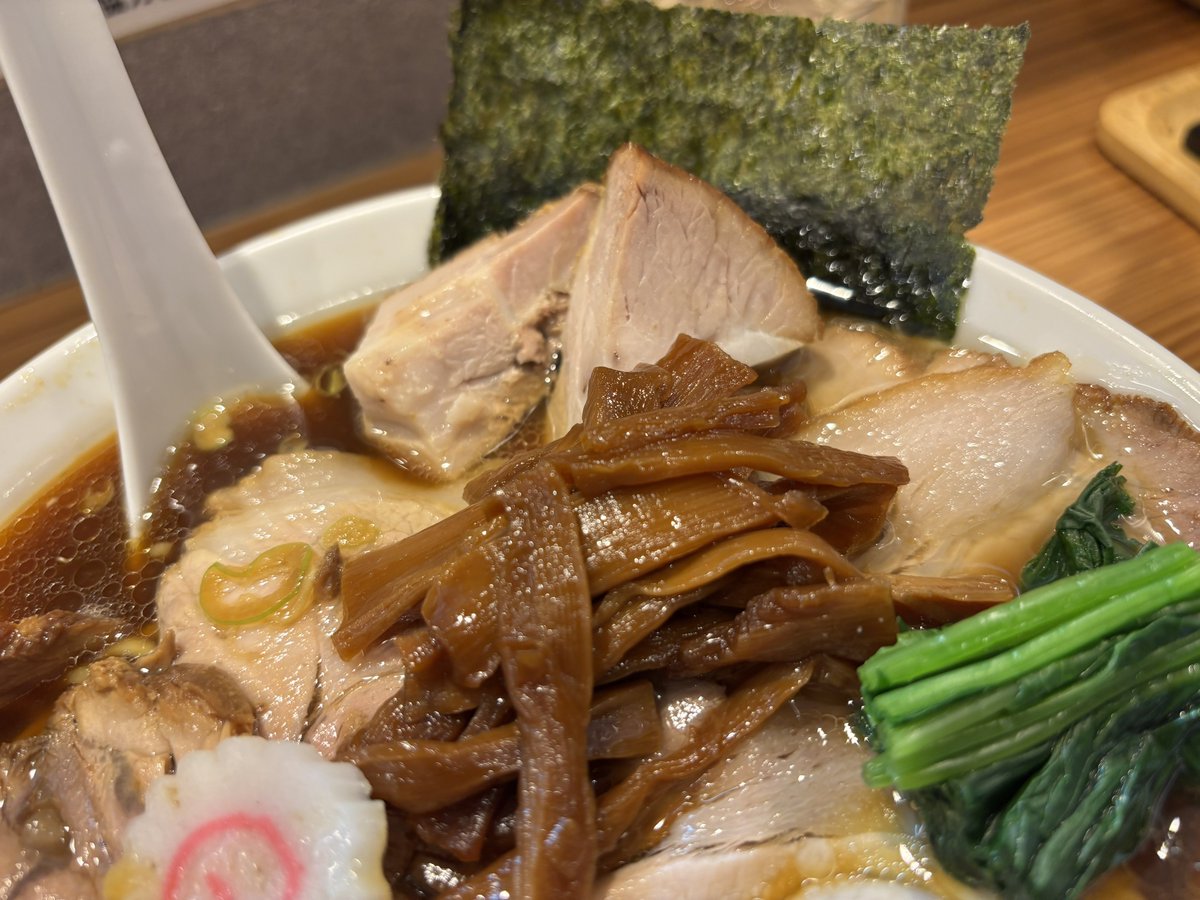 NWgn0825's tweet photo. 新潟長岡生姜醤油ラーメン オランダ軒🍜
しょうゆチャーシューメン 大盛り 味玉
小ライス お土産チャーシュー
今日はセカロで
生姜効いてるスープすっごく美味しい
このスープにライスはよく合う
スープに絡む麺も美味しかった
コロチャー厚みあり大ぶりチャーシューも旨
また来ます
ご馳走様でした🙇‍♂️ https://t.co/3rTWdCMVSF