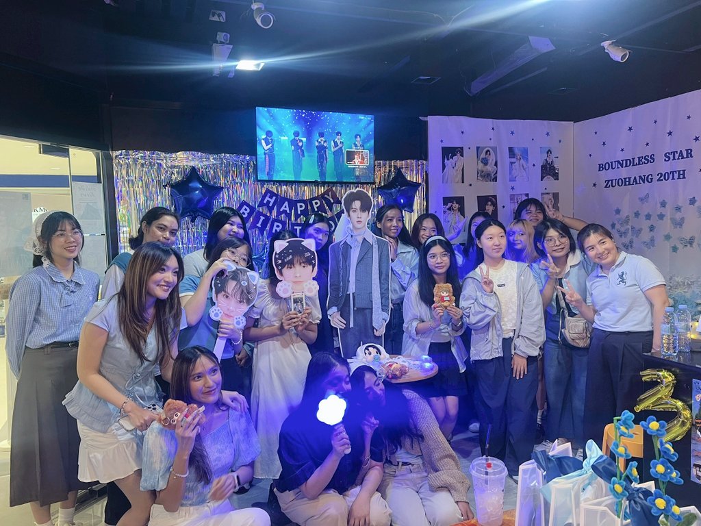 ZUOHANG_TH_'s tweet photo. 𝐙𝐔𝐎𝐇𝐀𝐍𝐆 𝟐𝟎𝐓𝐇 𝐁𝐈𝐑𝐓𝐇𝐃𝐀𝐘
#BoundlessStarZH20 🌌 ✨

​สำหรับกิจกรรมคาเฟ่และจอ LED ฉลองวันเกิดปีที่ 20 ของจั่วหางใน Station 1 และ Station 5 ได้เสร็จสิ้นลงอย่างงดงามแล้วค่ะ 💙

​ขอขอบคุณเหล่าดวงดาว RIGHT และแฟนคลับทุกคนที่มาร่วมเป็นส่วนหนึ่งในการเติมเต็มให้ท้องฟ้าผืนนี้สมบูรณ์แบบและส่องประกายที่สุด หวังเป็นอย่างยิ่งว่าทุกคนจะได้รับความสุขและพลังใจดี ๆ กลับไปไม่มากก็น้อย หากมีข้อผิดพลาดประการใด ทางทีมงานต้องขออภัยไว้ ณ ที่นี้ด้วยนะคะ

​ขอขอบคุณสถานที่จัดงานแสนอบอุ่น CiliC Tea Cafe @CilicT สำหรับการต้อนรับ ขนมและเครื่องดื่มแสนอร่อยตลอดการจัดงาน

​​ขอขอบคุณ Union Mall @coeventspace ที่เปิดพื้นที่ให้พวกเราได้ร่วมฉลองวันเกิดให้จั่วหาง และให้ความสามารถและความสดใสของจั่วหางได้เฉิดฉายอย่างโดดเด่นบนจอ LED CORE DISPLAY ทั้ง 48 จอนี้

​และสุดท้าย ขอขอบคุณทีมโปรเจกต์ทุกคนจากหัวใจที่ร่วมแรงร่วมใจ รังสรรค์ให้โปรเจกต์วันเกิดปีที่ 20 ของจั่วหางเกิดขึ้นจริงในประเทศไทยอีกครั้ง ขอบคุณที่เหนื่อยไปด้วยกันนะคะ ทุกคนทำงานหนักมากแล้ว 辛苦了！

​#ZuoHang #左航 #จั่วหาง #LEFT
#加点zuo料 #TOP登陆少年组合 #TransfOrmProject