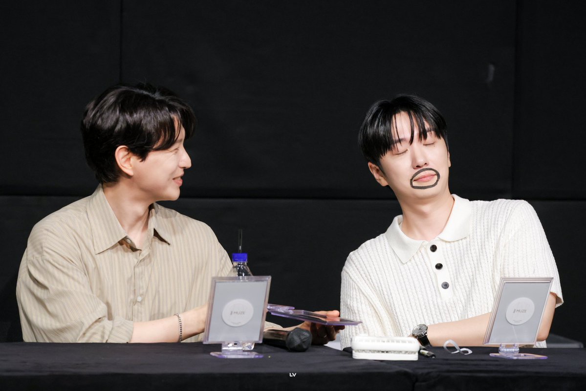 리보 tweet media