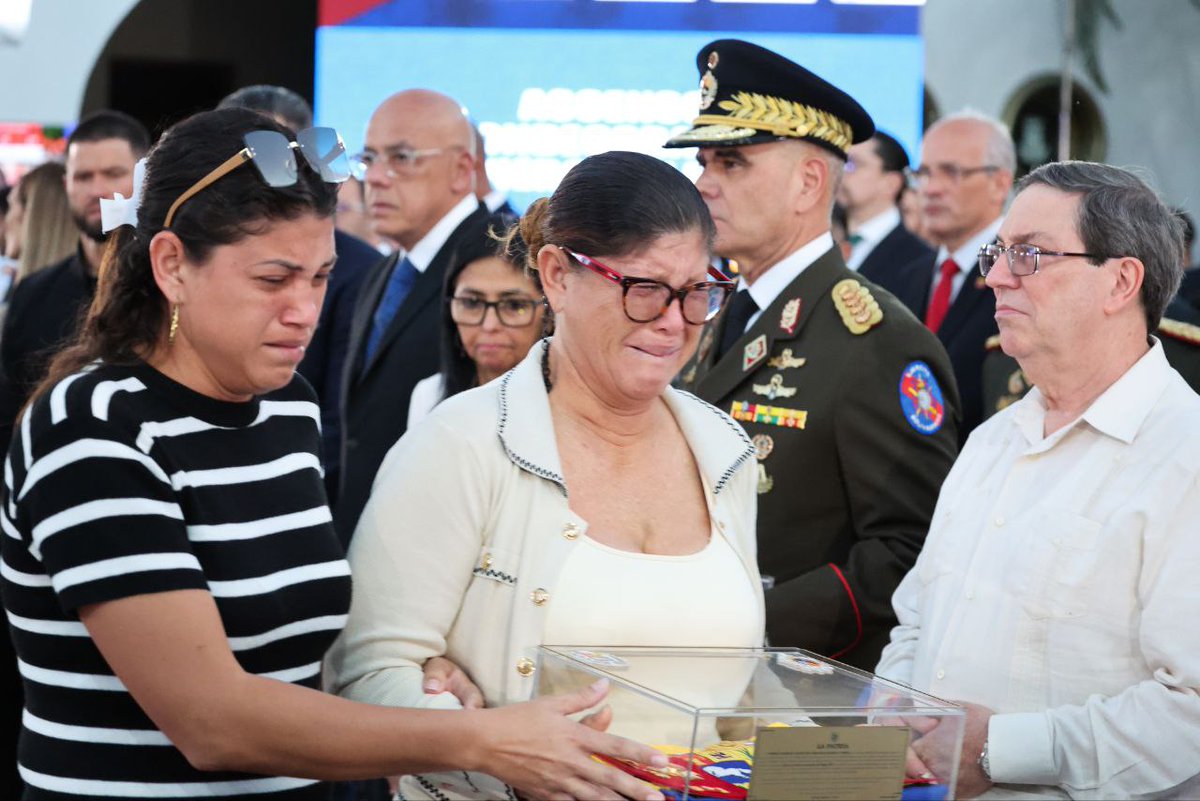 SubCteKevin's tweet photo. Ciertamente todas las muertes duelen, como la muerte de la mamá de Víctor Hugo Quero, que sufrió por su hijo.
Y así como los sectores de la oposición condenan esto, me gustaría que condenen la muerte de más de 100 personas el 3 de Enero, no lo harán, porque solo buscan monetizar. https://t.co/oMwzr9VFFc