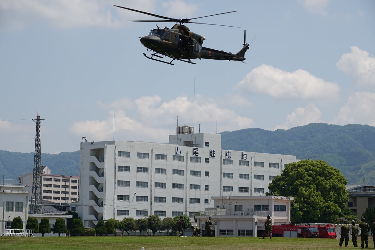 JGSDF_YAO's tweet photo. 【不断の訓練】
中部方面ヘリコプター隊第２飛行隊はヘリによるホイスト救助訓練を実施しました。
様々な状況を想定し訓練する事であらゆる任務を完遂する事ができます。

#自衛隊　#八尾　#ヘリ　#救助　#任務 https://t.co/TPUVnh9iCg