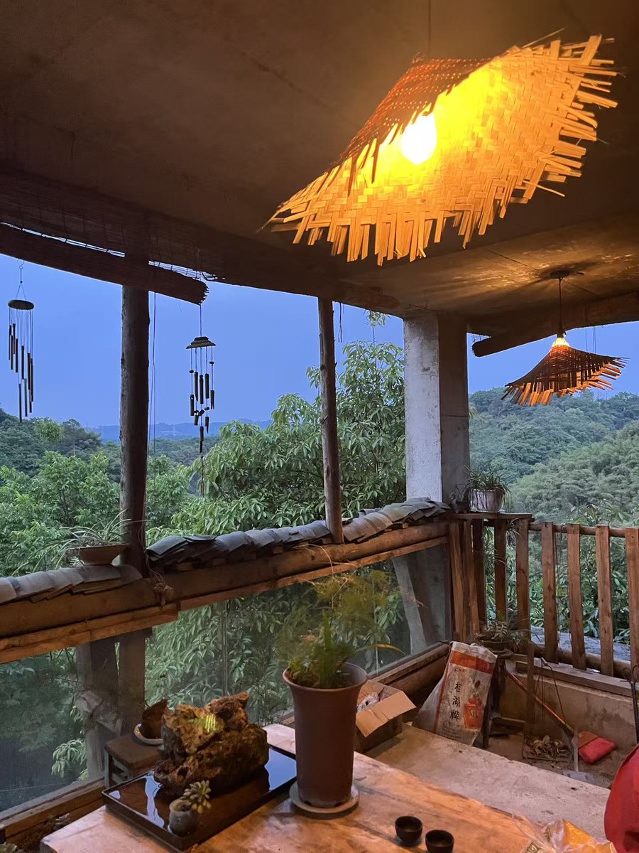 facai817817's tweet photo. This is a peaceful Taoist temple hidden in the mountains of China. There’s only one Taoist master here, and he helps many people. You can stay here with meals included for about $5 a day. Even the cats feel magical — they guide visitors like mountain spirits.#followforfollow #fyp https://t.co/MHTV5KOQgb