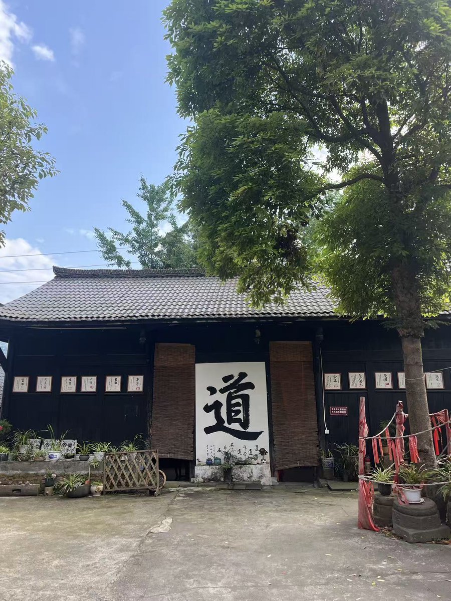 facai817817's tweet photo. This is a peaceful Taoist temple hidden in the mountains of China. There’s only one Taoist master here, and he helps many people. You can stay here with meals included for about $5 a day. Even the cats feel magical — they guide visitors like mountain spirits.#followforfollow #fyp https://t.co/MHTV5KOQgb