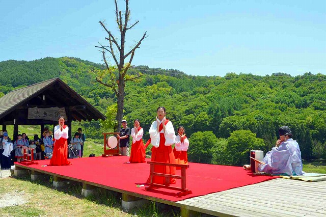 tjidem2012's tweet photo. 「お田植え祭り」2026が上田市の「稲倉の棚田」で行われる！
　　☆早乙女に扮装して田植え
🌾⇒https://t.co/6zHhjlfPTq

　　　　　　　　　　　　　長野県　上田市

#上田市
#長野県
#祭り
#稲倉の棚田
#田植え
#早乙女 https://t.co/SYRx1IMdPF