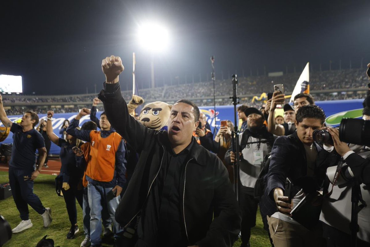 El_Universal_Mx's tweet photo. Los festejos del equipo auriazul🐾tras ganar a Pachuca en el Estadio Olímpico Universitario y llegar a la final del Clausura 2026 🏟️

#Foto; Diego Simón Sánchez https://t.co/Yrpus1hw2k