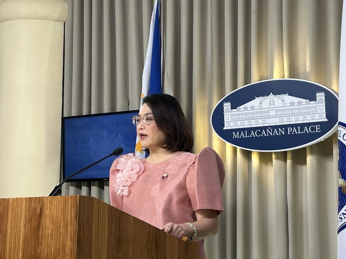 inquirerdotnet's tweet photo. Malacañang maintains the Senate was never under attack, contrary to statements made by Senate President Alan Peter Cayetano.  

“The Senate was not under attack, you can see that from the news,” says Palace Press Officer Claire Castro. | @luisacabatoINQ https://t.co/nKtVEUocDq