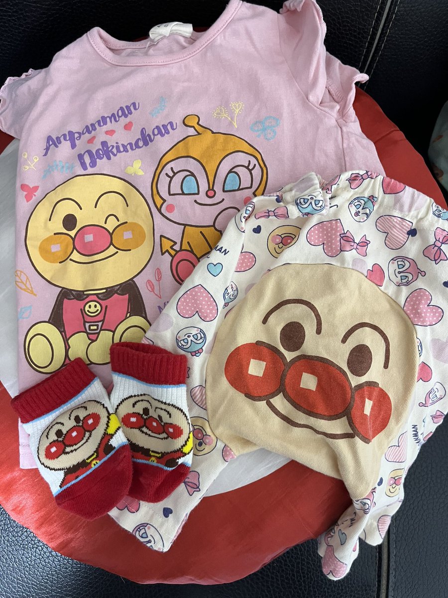 TakacMarvel's tweet photo. セバスタと写真を撮って…

レクシーレイブちゃんに抱っこをしてもらい…

コミコンもジャパコミもフォースサミットも行ったのに…

我が子よ、なぜ選ぶのはアンパンマンなんだ…😭

アンパンマン、強し！！！ https://t.co/ryihY9qVno