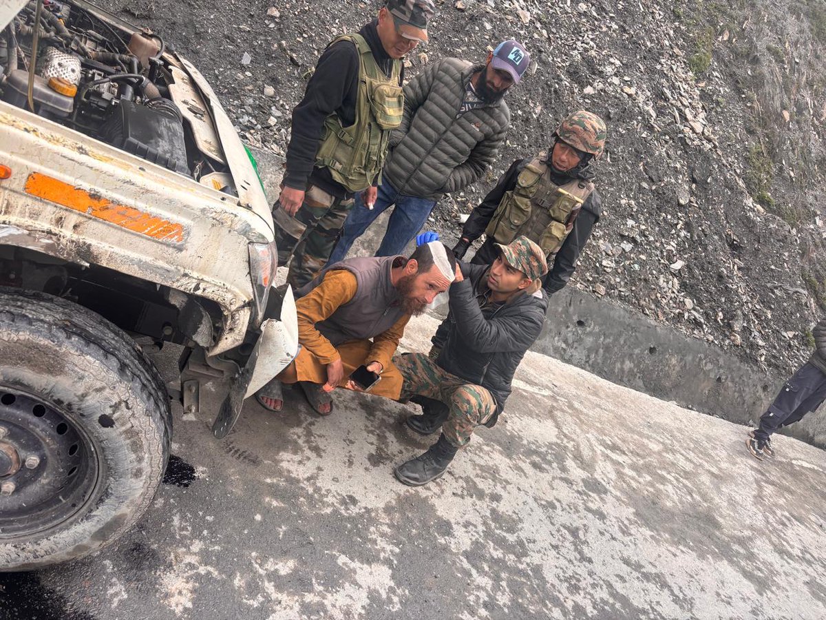 kupwarasentinel's tweet photo. Swift action by the #IndianArmy averted a mishap in Tulail Valley.
Early morning, a civil vehicle overturned near #Niru in #Tulail Valley, Bandipore. Army personnel responded immediately, recovered the vehicle, provided first aid to the injured and ensured the safety of precious lives and property.
Always committed to the safety of the Awaam and strengthening the bond of trust. 🤝
#CitizenFirst
#HarKadamDeshKeNaam
#AwaamKeSaath
#TulailValley
#Bandipore