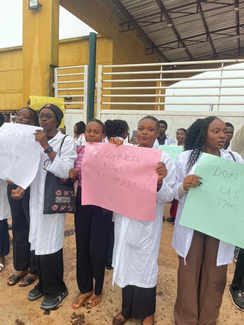 sarah_oheji's tweet photo. @Dr_Afo @Nigerian_Doctor @the_beardedsina @DrJohnAfam @king_pearxe @drpepple_
#SaveFUHSOMedicalstudents
#GiveUsAccreditation
#FUHSO https://t.co/aPSEfU2f59
