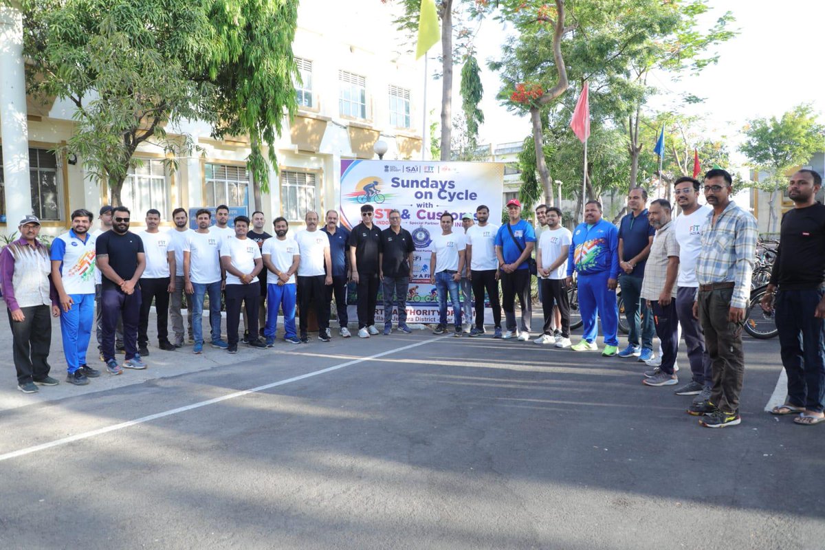 EXCISECGST's tweet photo. CGST Indore with coordination @STC Dhar has organized “Sundays on cycles” under #KheloIndia &amp; #FitIndia promoting fitness, healthy living and cleaner environment with slogan "Fitness ka Dose, Adha Ghanta Roz". https://t.co/Tmn66FF7XU