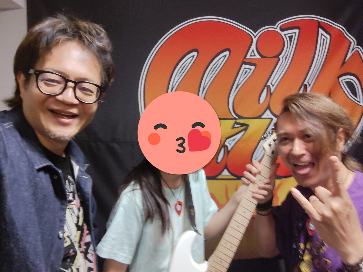 増田光 アロマフェーブ 三日月&金田Tシャツの親子リンクコーデでスタジオへ！ 軽音部に入った