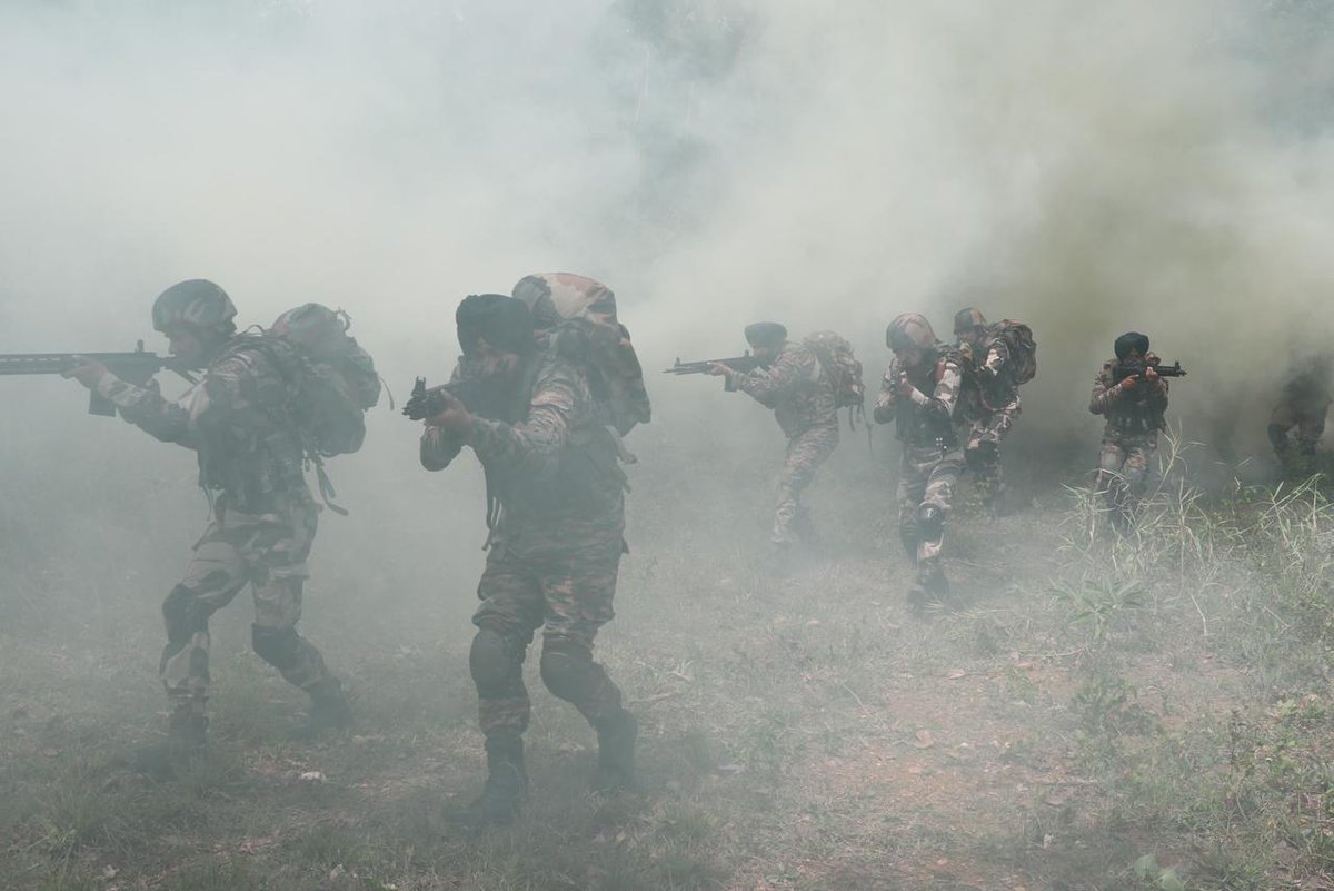 easterncomd's tweet photo. Under the aegis of #EasternCommand, #BrahmastraCorps conducted a joint training capsule for #IndianArmy & #CISF personnel at #CockerelDivision, #Ranchi, reaffirming the commitment towards enhanced inter-agency synergy and #OperationalReadiness.

The comprehensive training capsule covered handling of #NewGenerationEquipment, employment of #Drones, execution of battle drills and refinement of battle procedures to strengthen coordination, rapid response capability and seamless interoperability during operational scenarios.

The initiative stands as a testament to the spirit of jointmanship, collective preparedness and the Whole-of-Nation approach towards safeguarding national security.

#पूर्वी_कमान के तत्वावधान में #BrahmastraCorps द्वारा रांची स्थित #CockerelDivision में #IndianArmy एवं #CISF कर्मियों के लिए संयुक्त प्रशिक्षण कैप्सूल आयोजित किया गया। इसका उद्देश्य अंतर-एजेंसी समन्वय एवं #OperationalReadiness को और मजबूत बनाना था।

प्रशिक्षण के दौरान #NewGenerationEquipment के उपयोग, #Drones के संचालन, battle drills तथा युद्ध प्रक्रियाओं के refinement पर विशेष ध्यान दिया गया। इससे परिचालन परिस्थितियों में बेहतर तालमेल, त्वरित प��रतिक्रिया क्षमता एवं seamless interoperability को बढ़ावा मिला।

यह पहल Jointmanship, सामूहिक तैयारी एवं राष्ट्रीय सुरक्षा के प्रति प्रति��द्धता को दर्शाती है।

#भारतीय_सेना
#पूर्वी_कमान
#IndianArmy 
#EasternCommand 
#Synergy 
#JointTraining 
#NationFirst 

@HQ_IDS_India
@adgpi
@SpokespersonMoD
@IAF_MCC
@indiannavy
@official_dgar
@HQ_DG_NCC
@ProDefKolkata
@IndiaCoastGuard

Facebook - https://t.co/ws7CmVV6dw
Instagram - https://t.co/QMQ7rvyWnL
