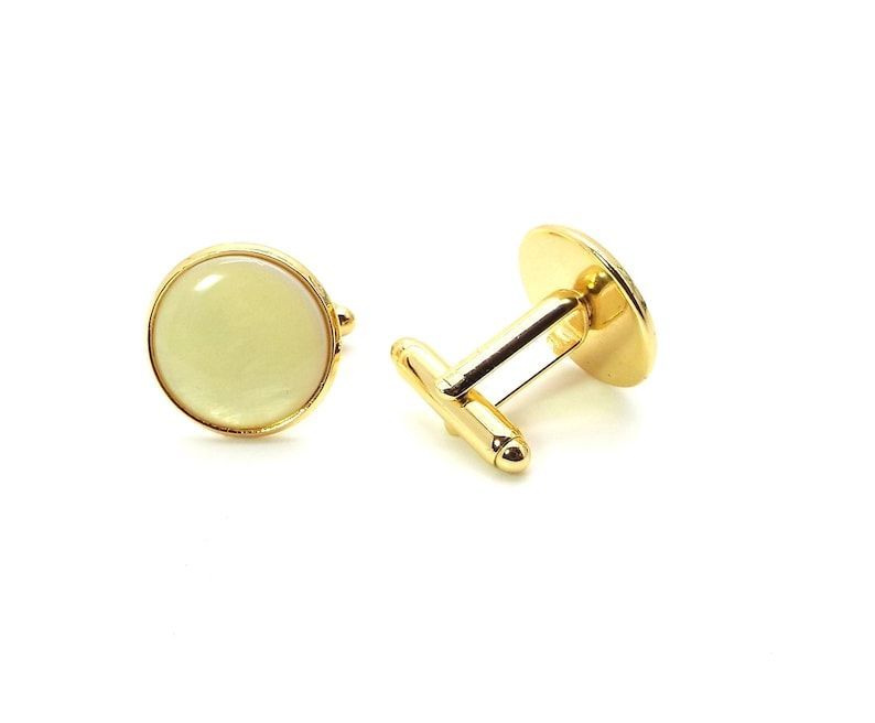 DesignsbyAudrey's tweet photo. Sunny Yellow Cufflinks – Yellow Mother of Pearl Cufflinks – Yellow Pearl Cufflinks by #DesignedbyAudrey.  Awesome mens #handmade dress accessories via @Etsy https://t.co/vIg5CXUE8r https://t.co/uzJrIfds4l